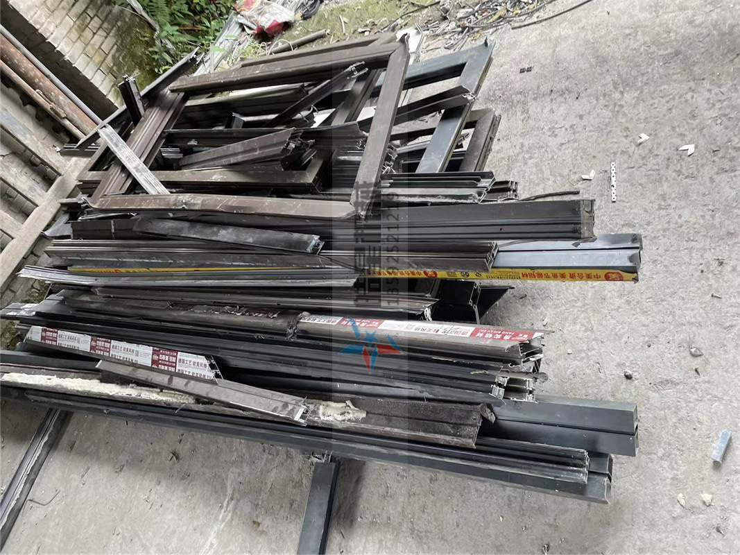 鋁型材破碎機(jī)作業(yè)現(xiàn)場(chǎng) 鋁型材破碎機(jī)作業(yè)現(xiàn)場(chǎng)